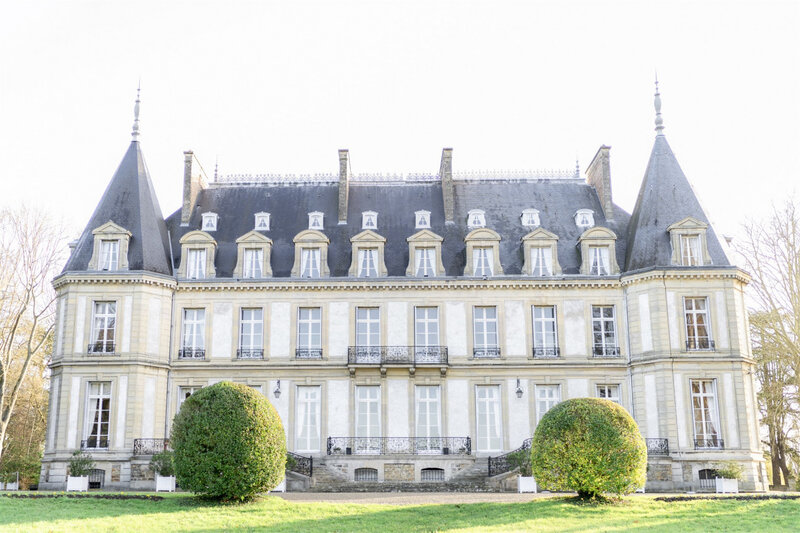 Notre expérience de photographe et vidéaste de mariage dans ce château élégant aux portes de Paris.