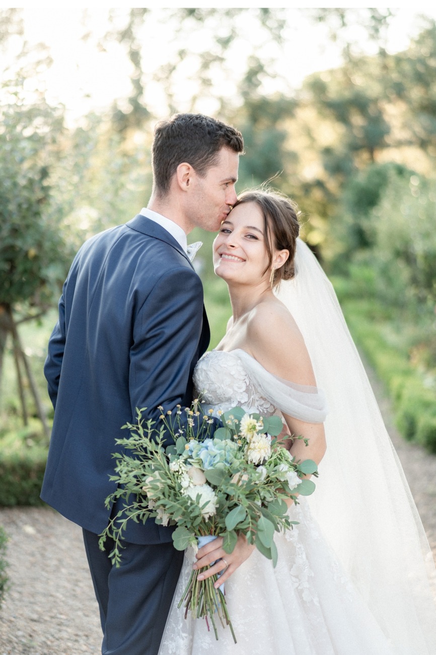 Couple de mariés avec bouquet dans un jardin - photographe mariage Chantilly